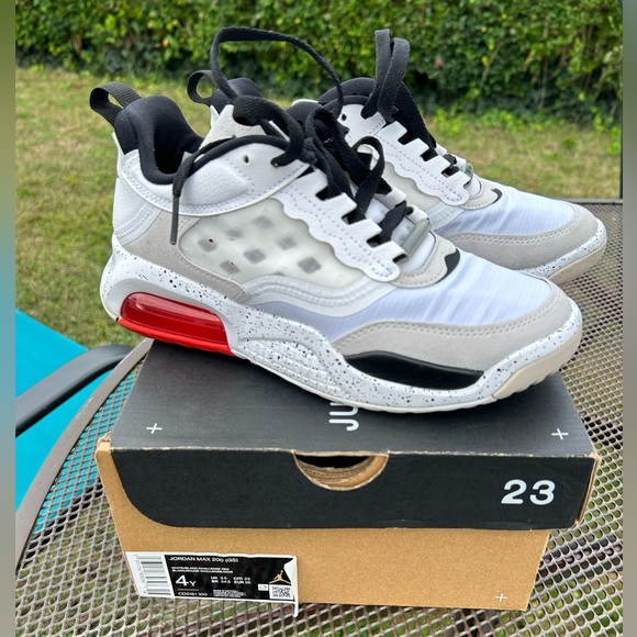 NIKE Jordan Max 200 - EUC - White Challenge Red Black GS - Size 4Y - Picture 2 of 5